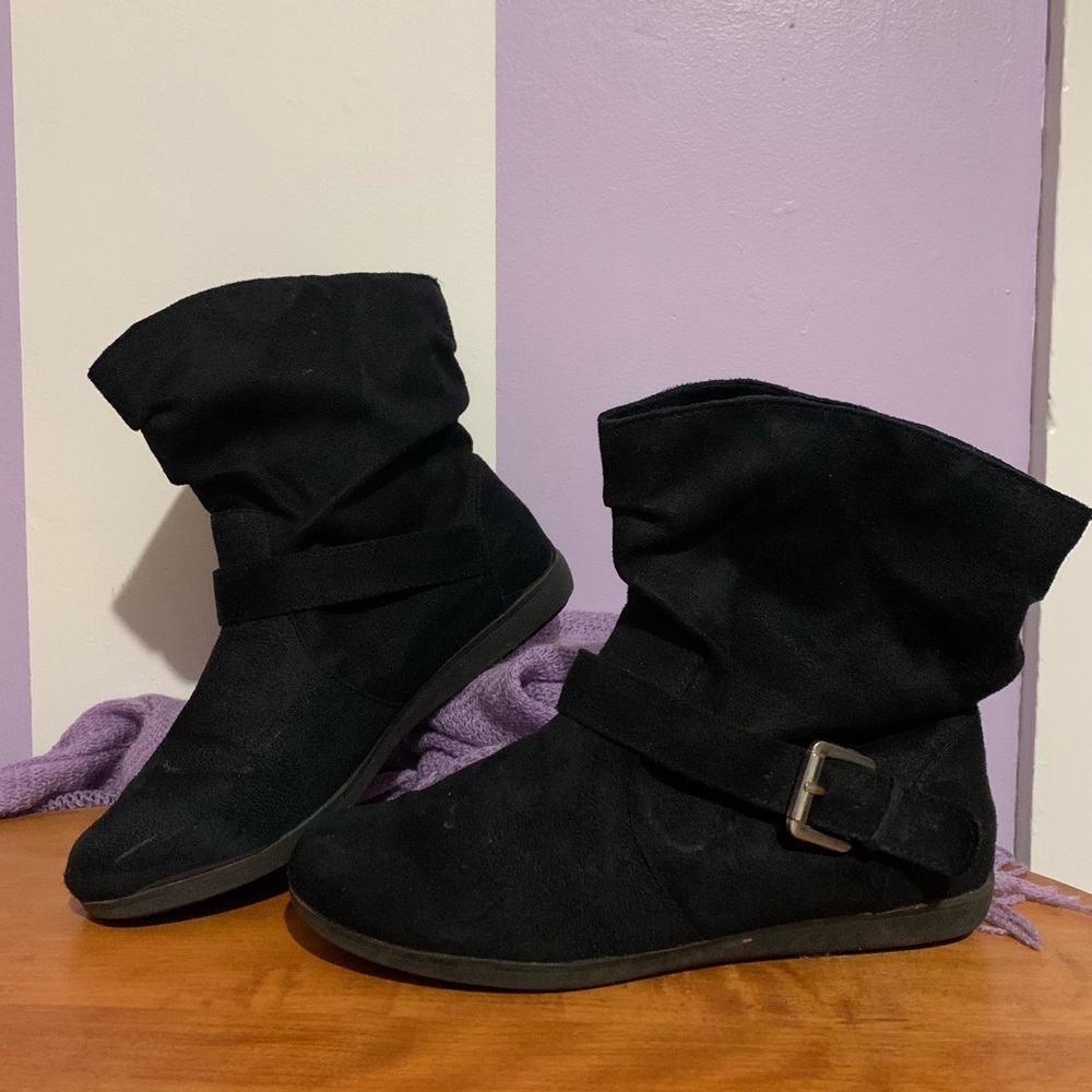 Women’s 6.5 M Rampage Crispey Black Suede Boots